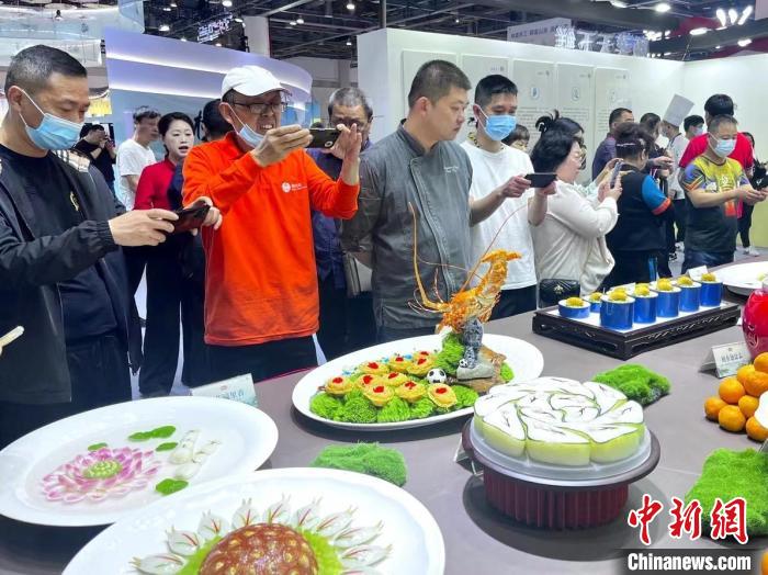 游客對(duì)展品充滿興趣。　汪軼文 攝