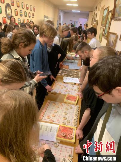 4月21日，莫斯科國(guó)立語(yǔ)言大學(xué)孔子學(xué)院附屬中學(xué)舉辦“國(guó)際中文日”活動(dòng)，學(xué)生們學(xué)習(xí)中國(guó)象棋。　莫斯科國(guó)立語(yǔ)言大學(xué)孔子學(xué)院 供圖