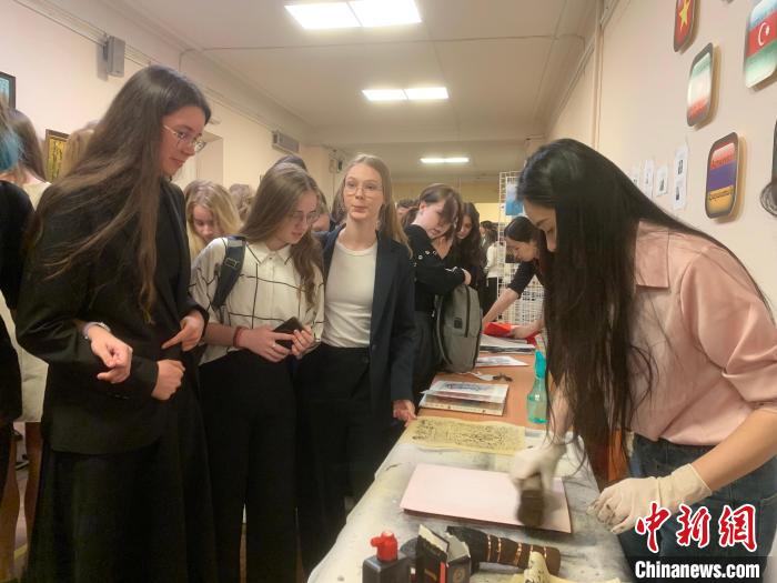 4月21日，莫斯科國(guó)立語(yǔ)言大學(xué)孔子學(xué)院附屬中學(xué)舉辦“國(guó)際中文日”活動(dòng)，學(xué)生們體驗(yàn)雕版印刷。　莫斯科國(guó)立語(yǔ)言大學(xué)孔子學(xué)院 供圖