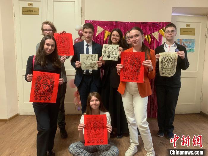 4月21日，莫斯科國(guó)立語(yǔ)言大學(xué)孔子學(xué)院附屬中學(xué)舉辦“國(guó)際中文日”活動(dòng)，學(xué)生們展示自己的學(xué)習(xí)成果?！∧箍茋?guó)立語(yǔ)言大學(xué)孔子學(xué)院 供圖