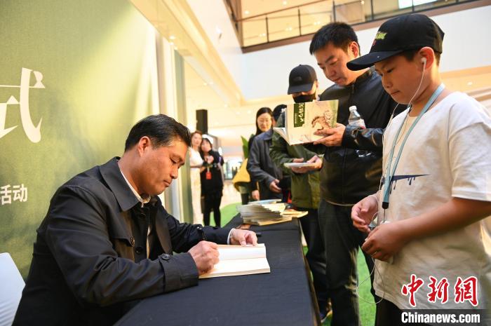 薛濤進行圖書簽售。　于海洋 攝