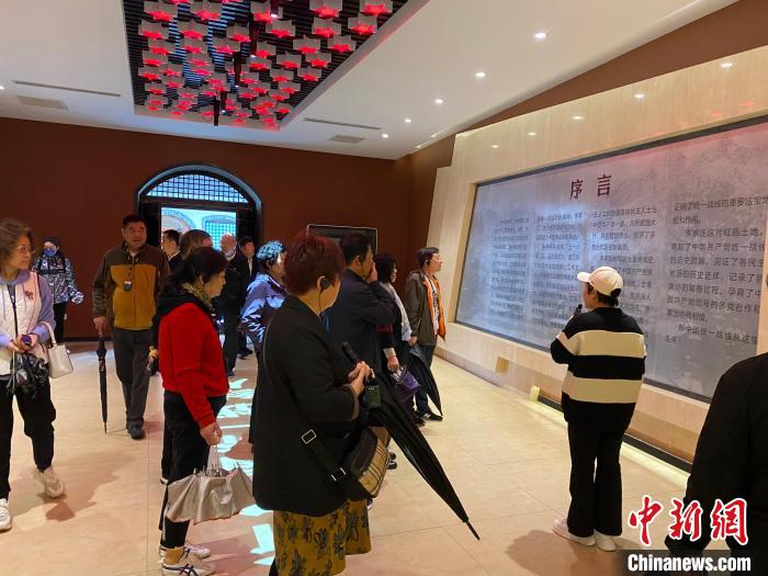 中共中央統(tǒng)戰(zhàn)部舊址里參觀者絡(luò)繹不絕?！±顣詡?攝