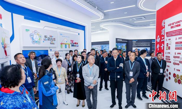 僑商、僑胞們考察金漪湖科創(chuàng)智造平臺重大基礎(chǔ)設(shè)施項(xiàng)目。　主辦方供圖