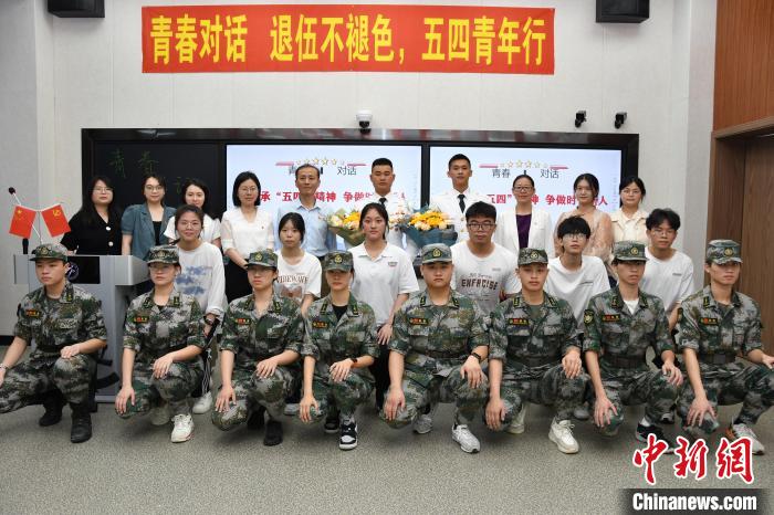 受邀功臣同師生代表合影。　漳州市退役軍人事務(wù)局供圖