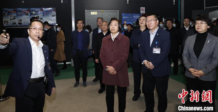 臺(tái)盟中央主席蘇輝近日率調(diào)研組赴吉林、遼寧開(kāi)展重點(diǎn)考察調(diào)研。圖為在中航工業(yè)沈陽(yáng)飛機(jī)設(shè)計(jì)研究所調(diào)研?！∨_(tái)盟中央供圖