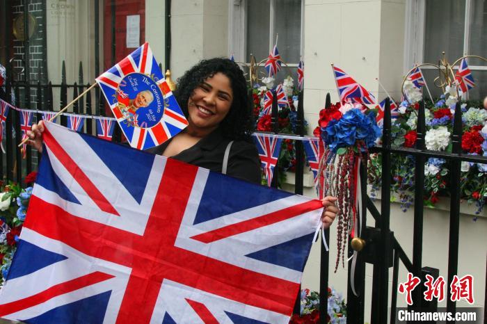 當(dāng)?shù)貢r(shí)間5月6日，英國(guó)國(guó)王查爾斯三世的加冕儀式舉行。圖為前往觀禮區(qū)的民眾?！埰?攝