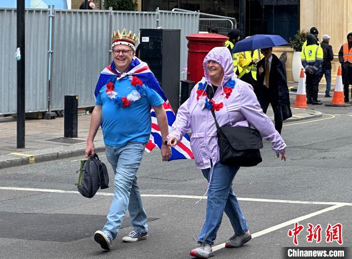 當(dāng)?shù)貢r(shí)間5月6日，英國(guó)國(guó)王查爾斯三世的加冕儀式舉行。圖為前往觀禮區(qū)的民眾。　歐陽(yáng)開(kāi)宇 攝