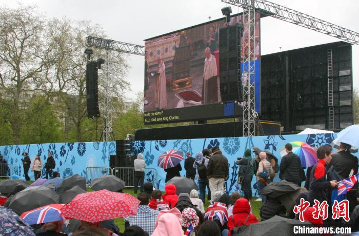 當(dāng)?shù)貢r(shí)間5月6日，英國(guó)國(guó)王查爾斯三世的加冕儀式舉行。民眾雨中觀看儀式?！W陽(yáng)開(kāi)宇 攝