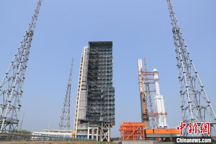北京時間5月7日，天舟六號貨運飛船與長征七號遙七運載火箭組合體垂直轉運至發(fā)射區(qū)?！∏窳④?黃國暢 攝