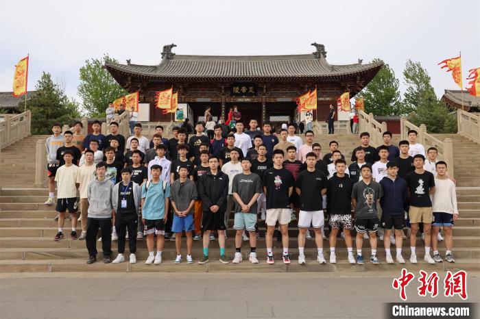 比賽結(jié)束后，兩岸學(xué)生參訪高平炎帝陵?！≈鬓k方供圖