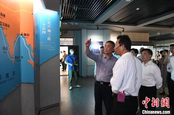 圖為蔡達(dá)峰一行在合浦漢代文化博物館考察?！×趾?攝