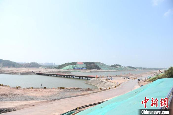 圖為平陸運(yùn)河青年樞紐工程項(xiàng)目現(xiàn)場?！×趾?攝