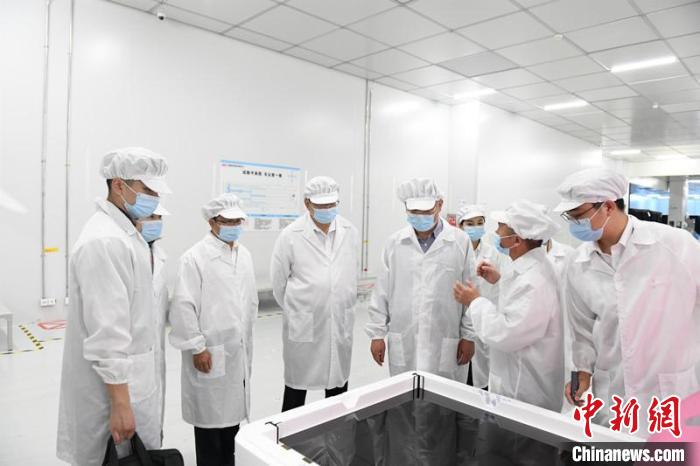 圖為蔡達(dá)峰一行在惠科電子(北海)科技產(chǎn)業(yè)園調(diào)研?！×趾?攝