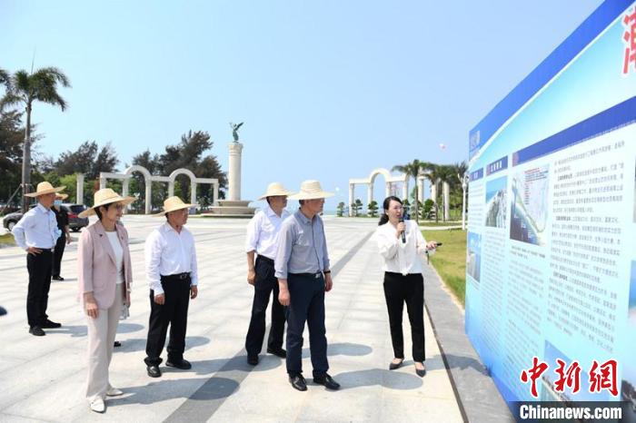 圖為蔡達(dá)峰一行了解北海銀灘景區(qū)改造提升工程情況?！×趾?攝