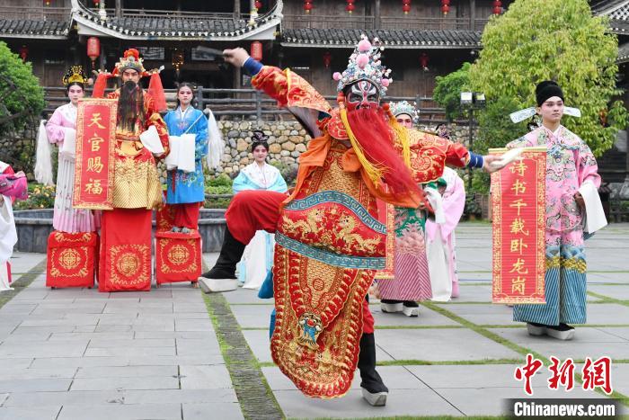 “00后”戲曲演員在楓香瑤寨表演溆浦辰河目連戲?！钊A峰 攝