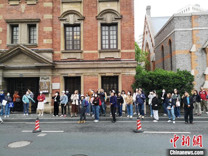 新階層人士走讀“外灘源”?！》队畋?攝