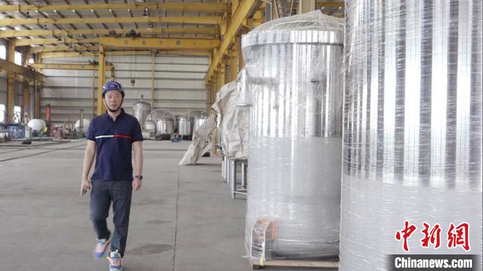 汪光典在不銹鋼罐體生產(chǎn)車(chē)間。　張傳明 攝