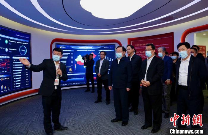 致公黨中央主席蔣作君率調(diào)研組赴天津開展重點考察調(diào)研。圖為在云賬戶共享經(jīng)濟信息咨詢有限公司調(diào)研?！⒖∩n 攝