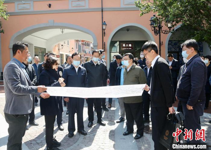 致公黨中央主席蔣作君近日率調(diào)研組赴天津開展重點考察調(diào)研。圖為在佛羅倫薩小鎮(zhèn)調(diào)研?！⒖∩n 攝