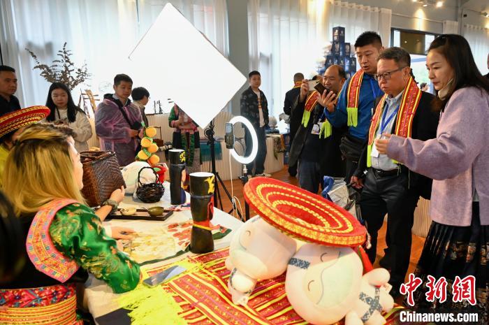 東盟國家媒體記者了解雪峰山非遺出海直播?！堊?攝