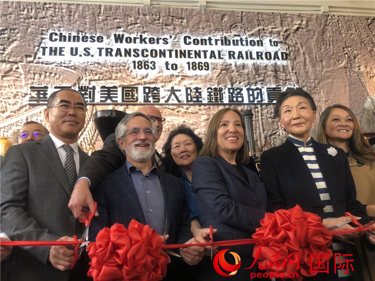 圖為（從右到左）方李邦琴、加州副州長(zhǎng)康依蓮、舊金山市議長(zhǎng)佩斯金、中國(guó)駐舊金山副總領(lǐng)事潘慶江在剪彩。人民網(wǎng)記者 鄧圩攝