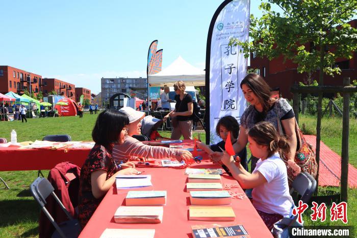 孩子們在工作坊學(xué)習(xí)剪紙?！◆斻肟鬃訉W(xué)院供圖