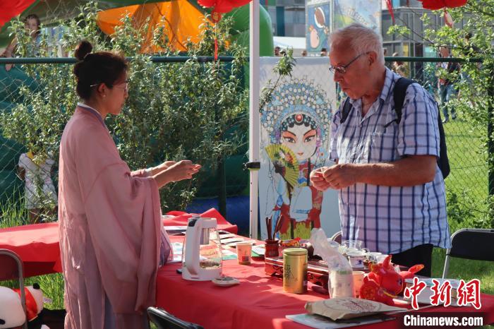 當(dāng)?shù)孛癖妳⒓又袊杞榻B和品茶活動?！◆斻肟鬃訉W(xué)院供圖