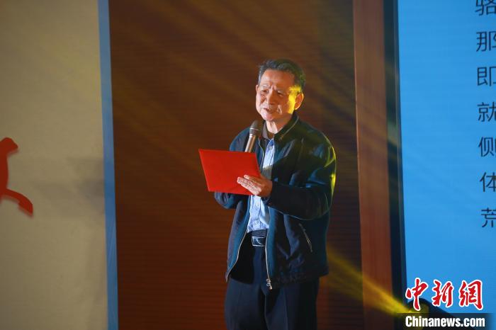 臺灣詩人白靈帶來了一首自創(chuàng)的詩歌《大戈壁》?！￠}南師范大學(xué)供圖