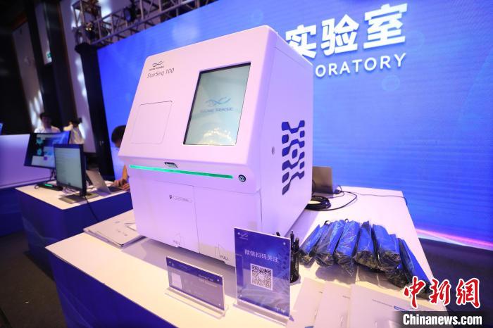 圖為發(fā)布會上展示的科技產(chǎn)品?！±祖I 攝