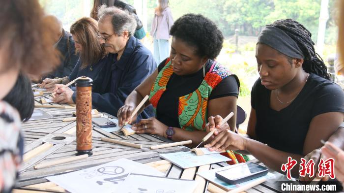 外交官們體驗嘉定竹刻。　華東師范大學(xué)供圖