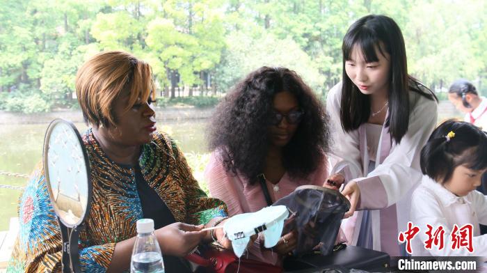 外交官們體驗做團扇?！∪A東師范大學(xué)供圖