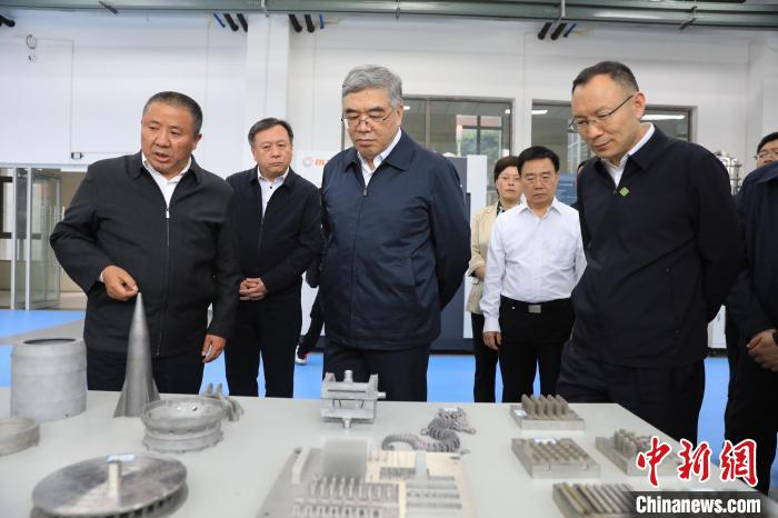 民進中央常務副主席朱永新率調研組赴四川開展重點考察調研。圖為在四川工程職業(yè)技術學院考察調研。　民進中央供圖