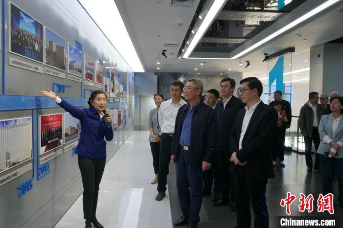 民進中央主席蔡達峰近日率調研組赴江蘇開展重點考察調研。圖為在江陰實地考察雙良集團有限公司?！O權 攝