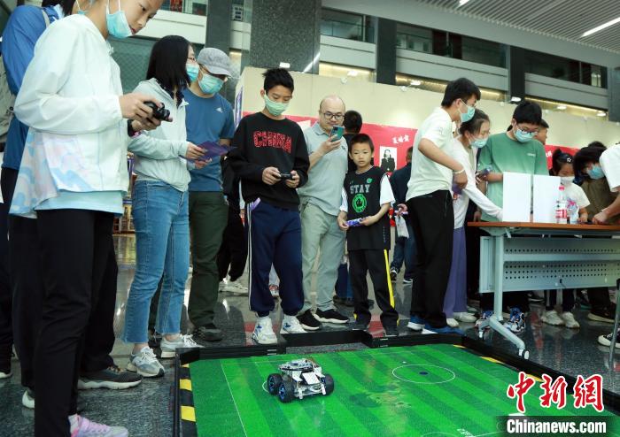 中科院計(jì)算所“神計(jì)妙算”公眾科學(xué)日活動(dòng)現(xiàn)場(chǎng)?！≈锌圃河?jì)算所 供圖