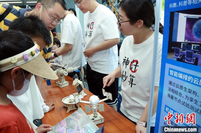 中科院計(jì)算所“神計(jì)妙算”公眾科學(xué)日活動(dòng)現(xiàn)場(chǎng)。　中科院計(jì)算所 供圖