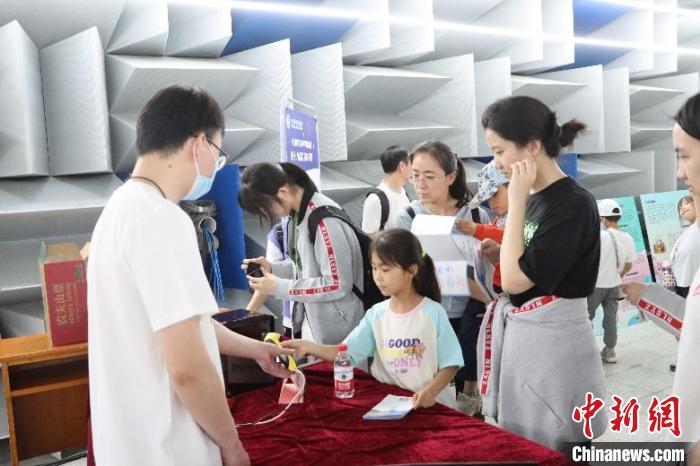 中科院聲學(xué)所公眾科學(xué)日活動(dòng)現(xiàn)場(chǎng)?！≈锌圃郝晫W(xué)所 供圖