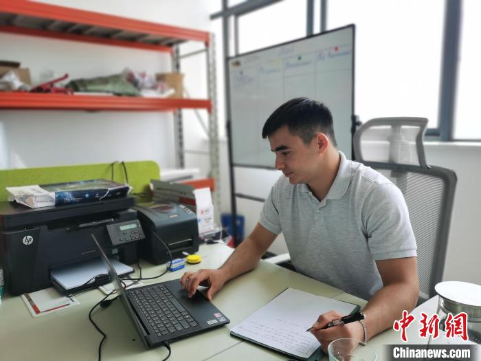 李浩宇正在辦公。　黨田野 攝