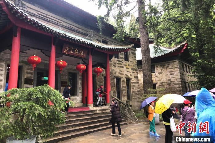 圖為在廬山抗戰(zhàn)博物館外，有不少等待參觀的游客?！蛆i泉 攝