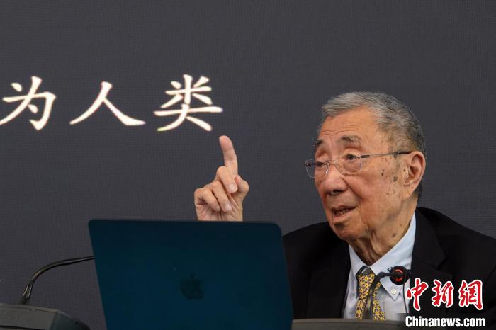 高能論壇上，丁肇中先生與現(xiàn)場(chǎng)聽(tīng)眾交流?！?lt;a target='_blank' href='/'><p  align=