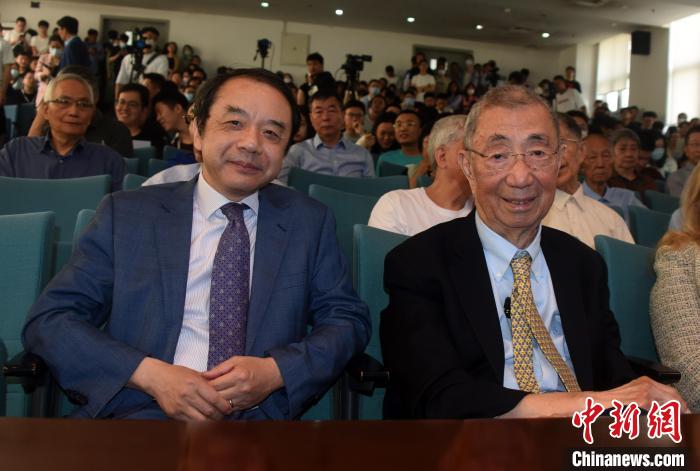 高能論壇開(kāi)始前，丁肇中先生(右)與主持論壇的中科院高能所所長(zhǎng)王貽芳院士合影?！?lt;a target='_blank' href='/'><p  align=