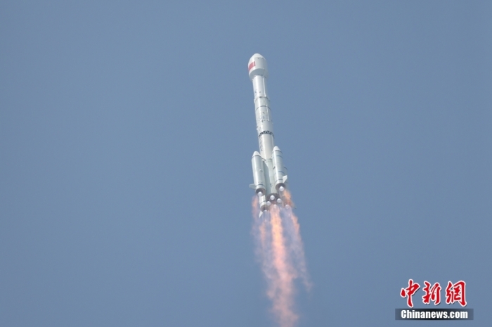 5月17日10時(shí)49分，我國(guó)在西昌衛(wèi)星發(fā)射中心用長(zhǎng)征三號(hào)乙運(yùn)載火箭，成功發(fā)射第五十六顆北斗導(dǎo)航衛(wèi)星。該衛(wèi)星屬地球靜止軌道衛(wèi)星，是我國(guó)北斗三號(hào)工程的首顆備份衛(wèi)星。入軌并完成在軌測(cè)試后，將接入北斗衛(wèi)星導(dǎo)航系統(tǒng)。此次發(fā)射是北斗三號(hào)工程高密度組網(wǎng)之后，時(shí)隔3年的首發(fā)任務(wù)。朱磊 攝