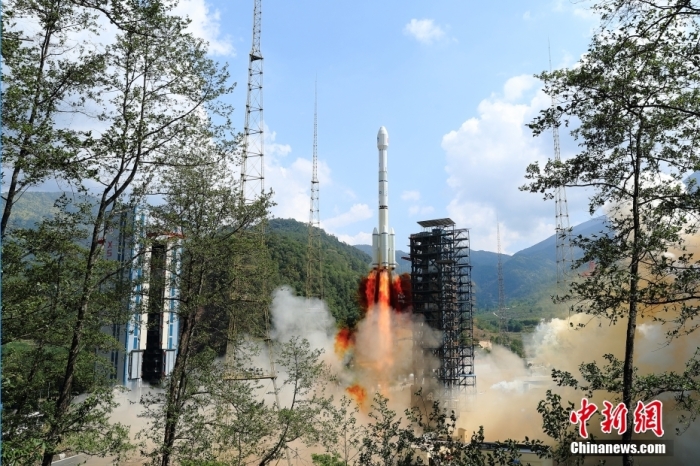 5月17日10時(shí)49分，我國(guó)在西昌衛(wèi)星發(fā)射中心用長(zhǎng)征三號(hào)乙運(yùn)載火箭，成功發(fā)射第五十六顆北斗導(dǎo)航衛(wèi)星。該衛(wèi)星屬地球靜止軌道衛(wèi)星，是我國(guó)北斗三號(hào)工程的首顆備份衛(wèi)星。入軌并完成在軌測(cè)試后，將接入北斗衛(wèi)星導(dǎo)航系統(tǒng)。此次發(fā)射是北斗三號(hào)工程高密度組網(wǎng)之后，時(shí)隔3年的首發(fā)任務(wù)。楊志遠(yuǎn) 攝