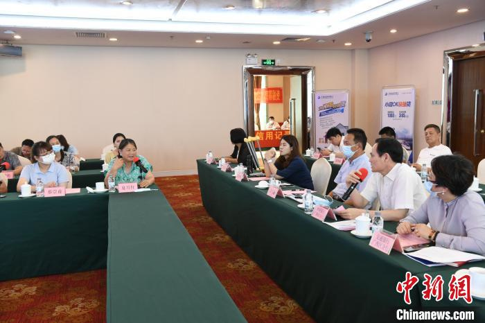 圖為中國銀行廣西分行代表在回應桂林歸義生態(tài)農業(yè)有限公司總經理夏月紅的貸款需求?！∈Y雪林 攝