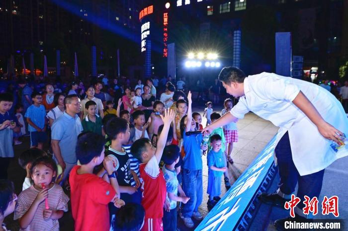 2023年鷹潭市“好奇心”科普節(jié)吸引了不少孩子踴躍參與?！≈鬓k方 供圖