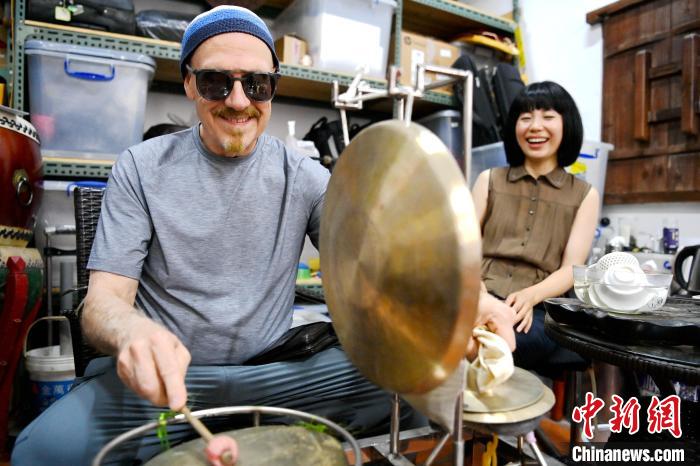 代表團成員在漳州木偶表演館開展文化藝術(shù)交流活動?！埥鸫?攝