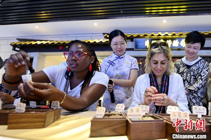 代表團成員在片仔癀博物館內(nèi)制作中藥配方香囊。　張金川 攝