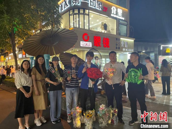 在東陽(yáng)橫店，宣講團(tuán)導(dǎo)師、成員與橫店演員(右三)合影?！?東陽(yáng)市融媒體中心 供圖