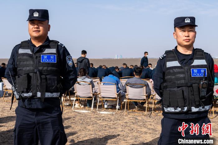 圖為承擔(dān)神舟十六號載人飛船安保任務(wù)的移民管理警察?！∨ｖ?攝