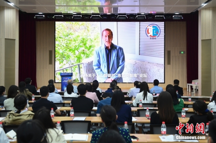 5月30日，<a target='_blank' href='/'>中新社</a>第二屆“東西問(wèn)智庫(kù)”主題論壇在北京舉行，多位中外專家圍繞“AI革命與文明進(jìn)化”展開(kāi)討論。圖為美國(guó)加州理工學(xué)院電氣工程和計(jì)算機(jī)科學(xué)教授、人工智能專家亞瑟·阿布-穆斯塔法通過(guò)視頻在論壇上作主旨演講。<a target='_blank' href='/'>中新社</a>記者 田雨昊 攝