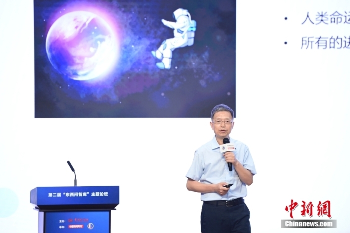 5月30日，<a target='_blank' href='/'>中新社</a>第二屆“東西問(wèn)智庫(kù)”主題論壇在北京舉行，多位中外專家圍繞“AI革命與文明進(jìn)化”展開(kāi)討論。圖為北京大學(xué)新聞與傳播學(xué)院教授胡泳在論壇上作主旨演講。<a target='_blank' href='/'>中新社</a>記者 田雨昊 攝